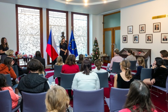 Děti z dětských domovů vykouzlily vánoční atmosféru pro Úřad vlády