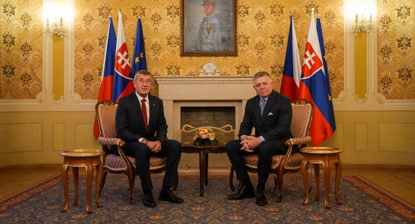 Slovenský premiér Robert Fico a český premiér Andrej Babiš na společném jednání v sídle slovenského Úřadu vlády v Bratislavě, 8. ledna 2026.