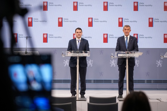 Premiér Andrej Babiš se připravuje na začátek další pravidelné schůze svého kabinetu, 19. ledna 2026.