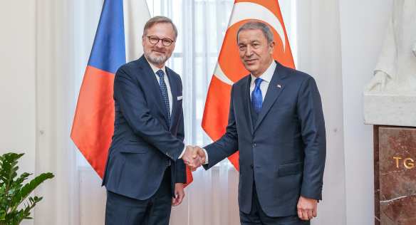 Premiér Petr Fiala a turecký ministr národní obrany Hulusi Akar, 17. ledna 2023.