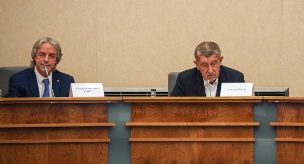 Premiér A. Babiš a národní protidrogový koordinátor P. Bém na prvním zasedání Rady vlády pro koordinaci politiky v oblasti závislostí, 23. ledna 2026.