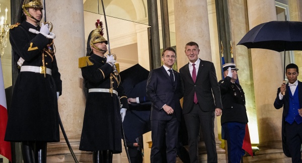 Francouzský prezident Emmanuel Macron a český premiér Andrej Babiš před vchodem do Elysejského paláce, 11. února 2026.