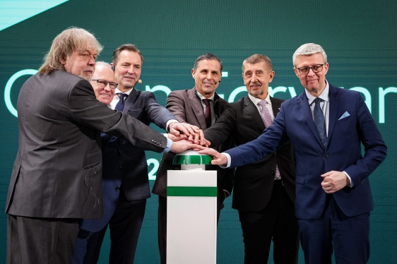 Premiér Andrej Babiš si prohlíží provoz nové haly montáže bateriových systémů Škody Auto v Mladé Boleslavi, 27. února 2026.