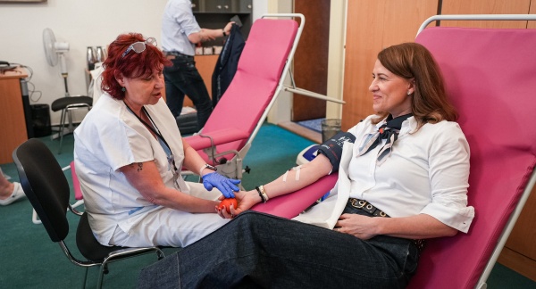 Mezi dobrovolnými dárci krve v rámci Dne zdraví ve Strakově akademii byla i vedoucí Úřadu vlády Tünde Bartha, 12. března 2026.