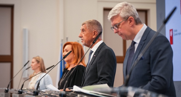 Premiér Andrej Babiš, vicepremiérka Alena Schillerová a 1. vicepremiér Karel Havlíček na tiskové konferenci po schůzi vlády, 13. dubna 2026.