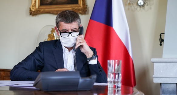Andrej Babiš telefonuje s Mikem Pompeem, 6. května 2020.