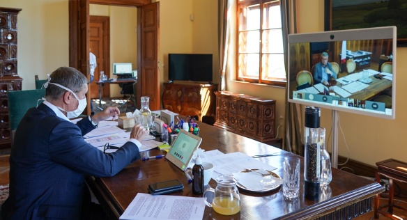 Premiér Andrej Babiš v diskusi s vicepremiérem Karlem Havlíčkem během videokonferenčního jednání vlády, 7. května 2020.