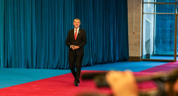 Premiér Andrej Babiš přichází do Sportovního a koncertního komplexu Karen Demirchyan v Jerevanu na summit EPS, 4. května 2026.
