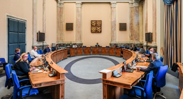 Vláda se opět sešla k jednání v zasedacím sále Úřadu vlády, 15. června 2020.