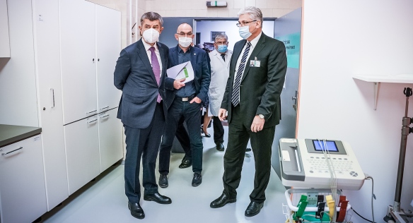Předseda vlády Andrej Babiš s ministrem zdravotnictví Janem Blatným během prohlídky FN Motol, 16. prosince 2020. 