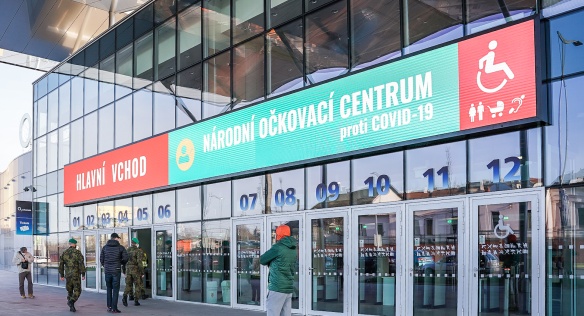 Premiér Andrej Babiš okomentoval zkušební provoz Národního očkovacího centra, 9. dubna 2021.