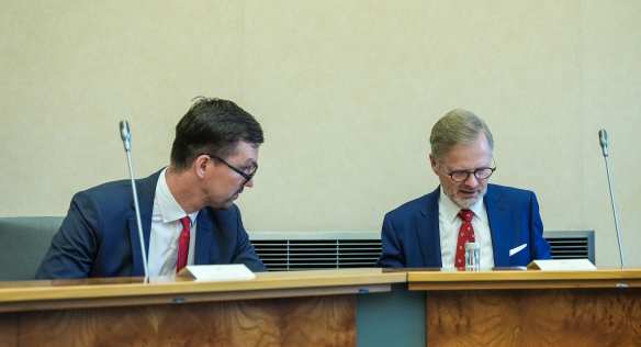 Premiér Petr Fiala hovoří s koordinátorem Národní ekonomické rady vlády Davidem Havlíčkem, 4. října 2023.