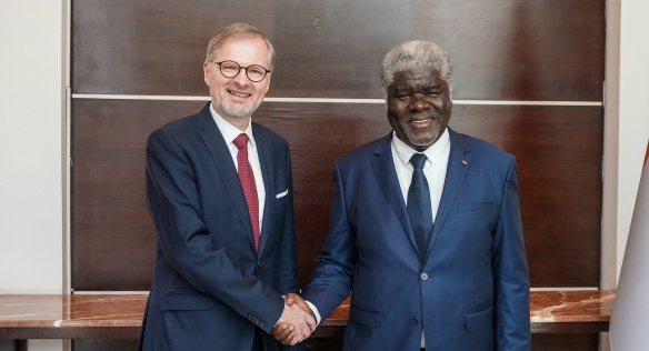 Premiér Fiala se v Abidžanu setkal se svým protějškem Robertem Beugré Mambé, 10. listopadu 2023.
