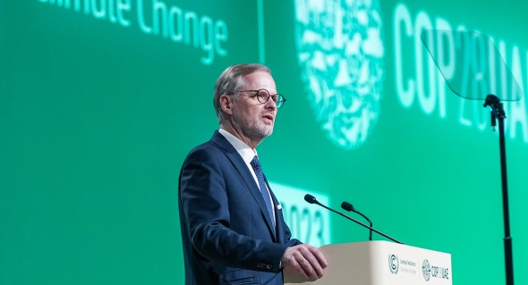 Společné foto lídrů na mezinárodní konferenci COP28 v Dubaji, kde zastupoval Česko premiér Petr Fiala, 2. prosince 2023.