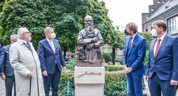 Premiér slavnostně odhalil sochu architekta budovy porodnice U Apolináře, 20. září 2021.
