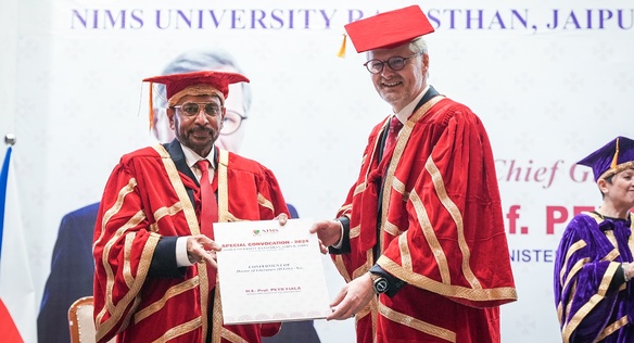 Ceremonie udělení čestného doktorátu premiérovi Petru Fialovi na univerzitě NIMS v indickém Džajpuru, 11. ledna 2024.