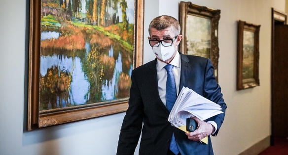 Premiér Andrej Babiš přichází na jednání vlády, 13. prosince 2021.