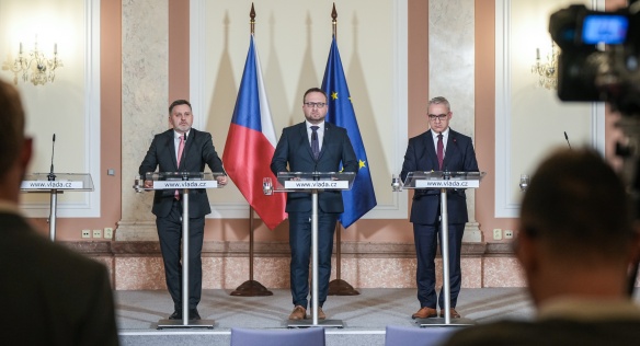 Prezident Svazu průmyslu a dopravy J. Rafaj, vicepremiér M. Jurečka a předseda ČMKOS J. Středula na tiskové konferenci po jednání, 26. února 2024.
