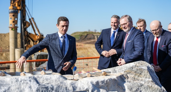 Premiér P. Fiala, ministr zdravotnictví V. Válek a jihomoravský hejtman J. Grolich během poklepání základního kamene Sanatoria Pálava, 4. března 2024.