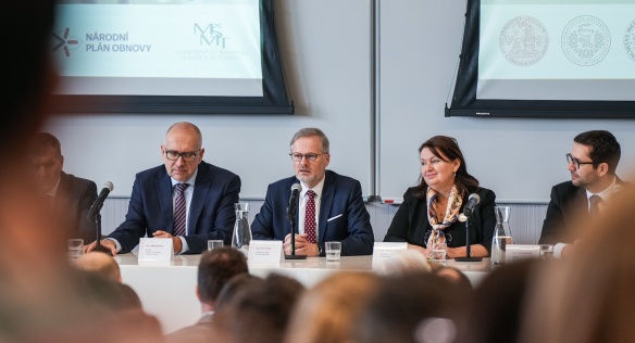 Premiér Petr Fiala a ministr školství, mládeže a tělovýchovy Mikuláš Bek slavnostně zahájili stavbu nového kampusu Univerzity Karlovy, 7. března 2024.