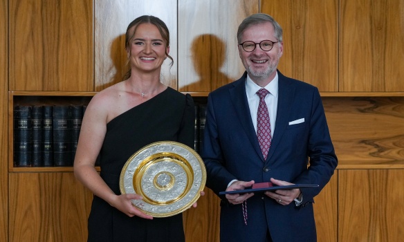 Premiér Petr Fiala přijal ve Strakově akademii vítězku tenisového turnaje ve Wimbledonu Barboru Krejčíkovou, 22. července 2024.