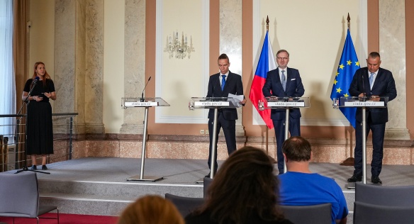 Premiér Petr Fiala, vicepremiér pro digitalizaci Ivan Bartoš a ministr průmyslu a obchodu Jozef Síkela na tiskové konferenci, 24. července 2024.