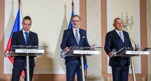 Premiér Petr Fiala, vicepremiér pro digitalizaci Ivan Bartoš a ministr průmyslu a obchodu Jozef Síkela na tiskové konferenci, 24. července 2024.