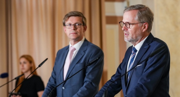 Premiér Petr Fiala a ministr dopravy Martin Kupka na tiskové konferenci po jednání vlády, 10. července 2024.