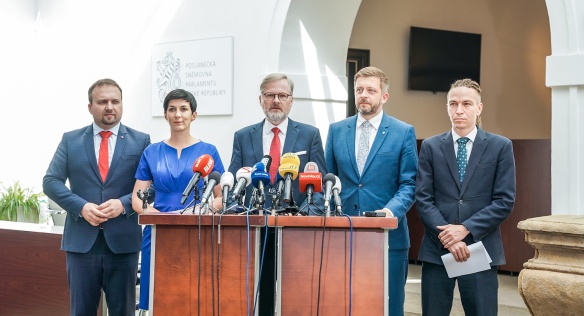 Na tiskové konferenci po jednání vlády vystoupili předsedové a předsedkyně všech pěti koaličních stran, 20. července 2022.