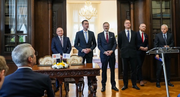 Generální ředitel ČEZ Daniel Beneš a generální ředitel Rolls-Royce Holdings Tufan Erginbilgic podepisují partnerství mezi společnostmi,29. října 2024.