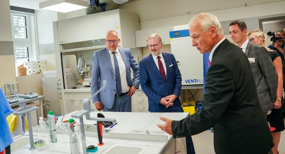 Ředitel nového přírodovědného gymnázia v Brně Vilém Koutník provedl premiéra Petra Fialu a další hosty učebnami, 2. září 2024.