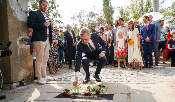 Premiér Petr Fiala uctil během pietního aktu v Brně památky zavražděných členů rodin Hože, Löw-Beer a Tugendhat, 6. září 2024.