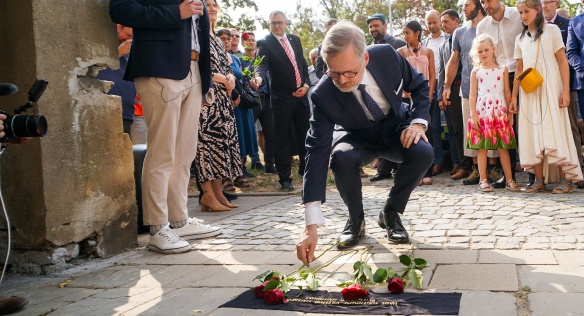 Premiér Petr Fiala uctil během pietního aktu v Brně památky zavražděných členů rodin Hože, Löw-Beer a Tugendhat, 6. září 2024.