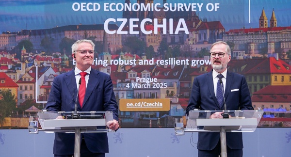 Premiér Petr Fiala a generální tajemník OECD Mathias Cormann na tiskové konferenci po společném jednání, 4. března 2025.