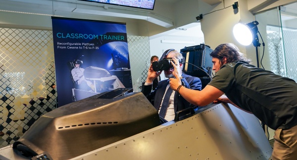 Premiér Petr Fiala si během návštěvy firmy Vrgineers vyzkoušel virtuální headset a trenažer pro výcvik pilotů, 4. března 2025.
