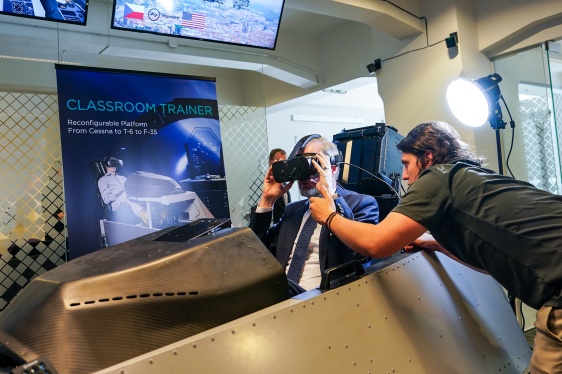 Premiér Petr Fiala si během návštěvy firmy Vrgineers vyzkoušel virtuální headset a trenažer pro výcvik pilotů, 4. března 2025.
