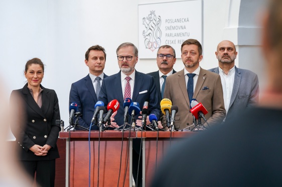 Premiér Petr Fiala a 1. místopředseda vlády a ministr vnitra Vít Rakušan na tiskové konferenci ke zpřísnění migračních pravidel, 7. března 2025.