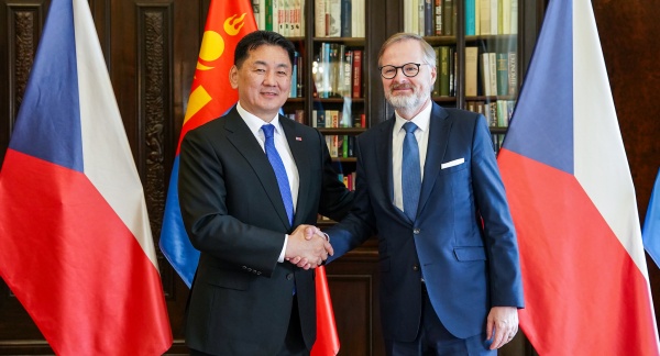 Premiér Petr Fiala a prezident Mongolska Uchnágín Chürelsüch v Kramářově vile před státními zástavami obou zemí, 10. března 2025.