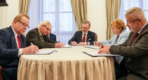 Premiér Petr Fiala podepisuje se zástupci odborů Kolektivní dohodu vyššího stupně na rok 2025, 11. prosince 2024.