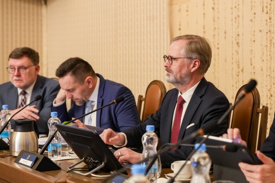 Premiér Petr Fiala zahajuje další schůzi svého kabinetu, 11. prosince 2024.