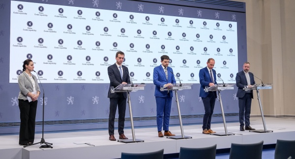 S výsledky schůze vlády seznámili veřejnost ministři Lukáš Vlček, Petr Hladík, Petr Kulhánek a Marek Ženíšek, 18. prosince 2024.