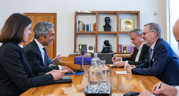 Premiér Petr Fiala přijal ve Strakově akademii končícího velvyslance USA Bijana Sabeta, 9. ledna 2025.