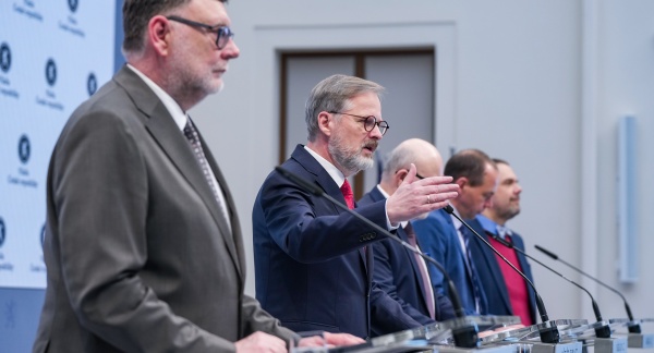 Premiér Petr Fiala, ministr financí Zbyněk Stanjura a další ministři na tiskové konferenci po jednání vlády, 26. února 2025.