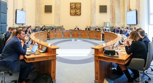 Premiér Petr Fiala a další členové vlády jednali ve Strakově akademii se zástupci profesních komor, 3. dubna 2025.