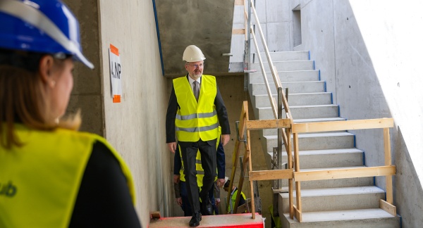 Premiér Petr Fiala jde na zahájení slavnostního setkání u příležitosti dokončení hrubé stavby MUNI BioPharma Hub, 14. dubna 2025.