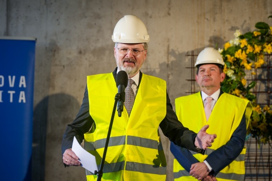 Premiér Petr Fiala jde na zahájení slavnostního setkání u příležitosti dokončení hrubé stavby MUNI BioPharma Hub, 14. dubna 2025.