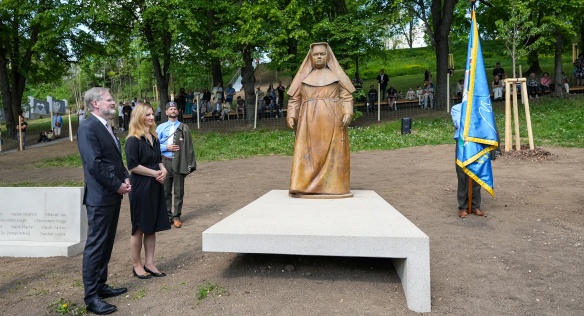 Premiér Petr Fiala spolu s primátorkou Brna Markétou Vaňkovou při slavnostním ceremoniálu, 1. května 2025. 