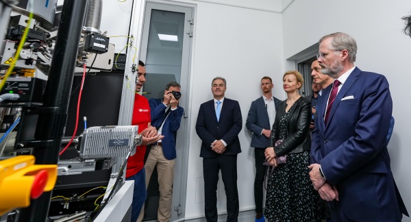 Premiér Petr Fiala si prohlédl pracoviště nového Centra elektronové mikroskopie Ústavu fyziky materiálů Akademie věd ČR, 12. května 2025.
