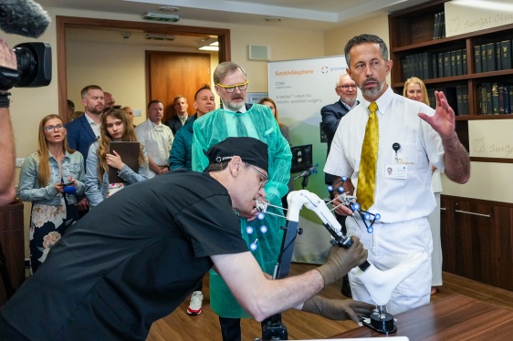 Petr Koláček z Promedica Praha Group předvádí premiéru Petrovi Fialovi ukázku práce robotického ortopedického asistenta CORI, 9. června 2025.