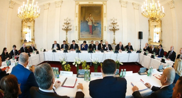 Premiér Bohuslav Sobotka se zúčastnil zasedání předsedů vlád zemí Středoevropské iniciativy, 25. listopadu 2014. Zdroj: Bundeskanzleramt Österreich.